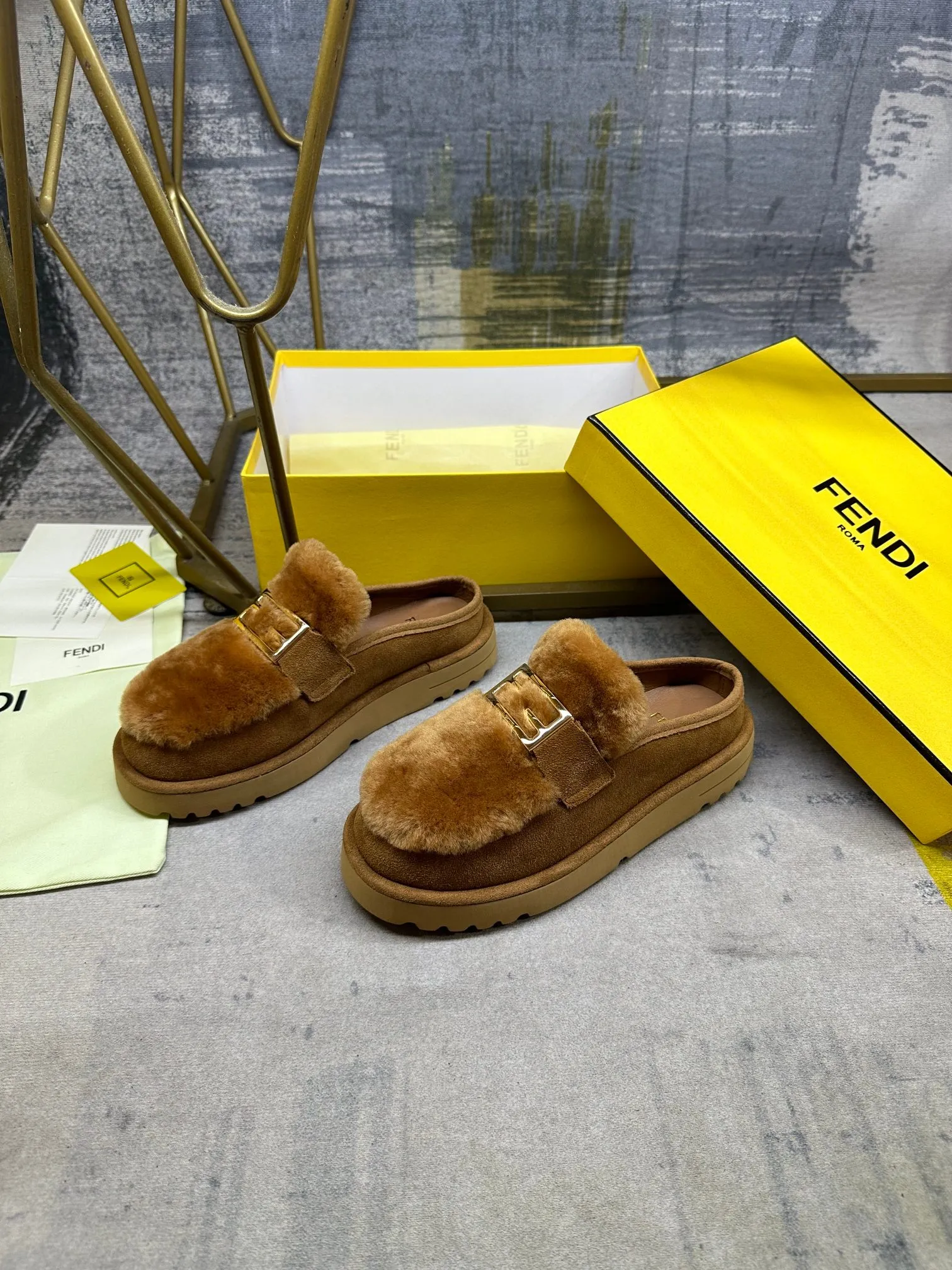 p518🐮🐮FENDI’s latest après-ski casual round-toe flat shoes. Made of black suede material, with straight fur tongue of the same color. Decorated with Baguette hardware in gold-finish metal. Thick black non-slip sole with FENDI logo on the heel, women's sizes 35-40, men's 39-45